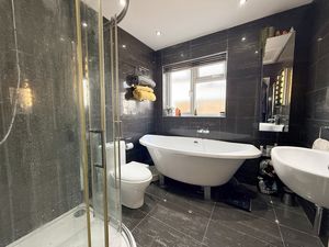FAMILY BATHROOM- click for photo gallery